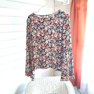 Woman's Downcast floral bell sleeves blouse